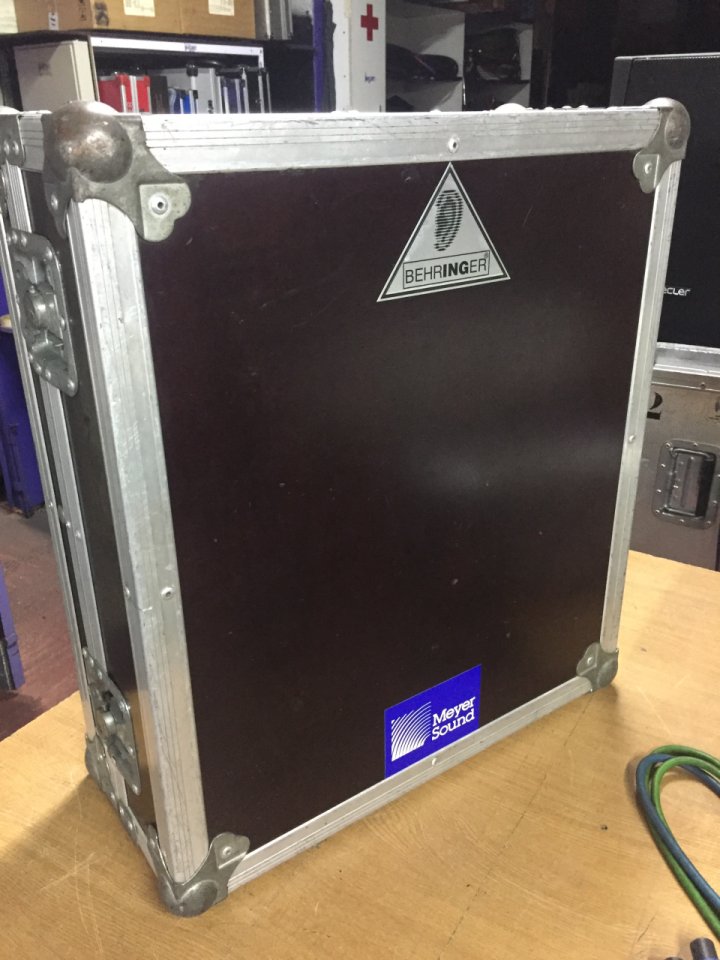 Mesa Mezclas Behringer MX 2642A con Case