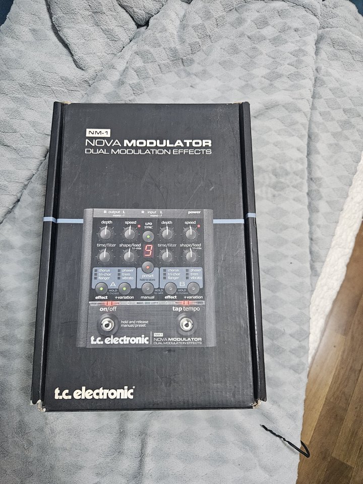 Pedal TC Electronic Nova Modulator con caja , alimentación e instrucciones