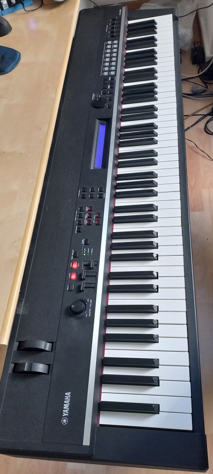 Yamaha CP4 muy bueno  88 teclas madera