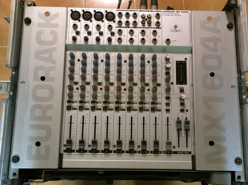 Mesa de mezcla Behringer de 16 canales