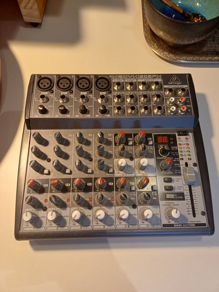 Mixer Behringer 1202fx de segunda mano · Foto 1 de 2 · Zaragoza · 70 €