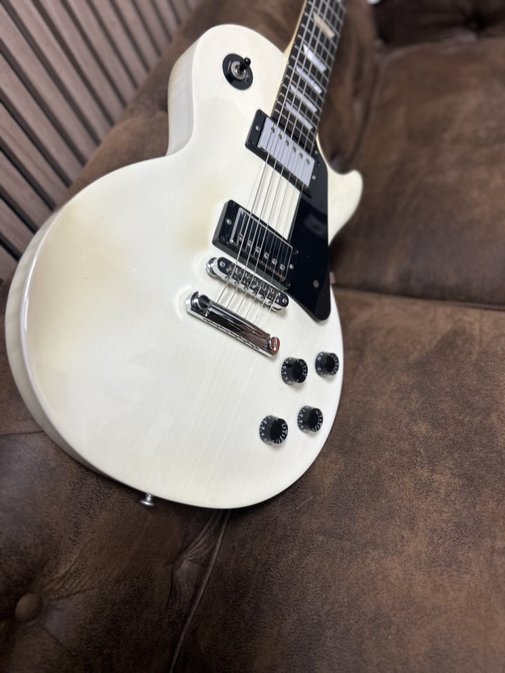 Gibson les Paul studio 2011 aliñe.
