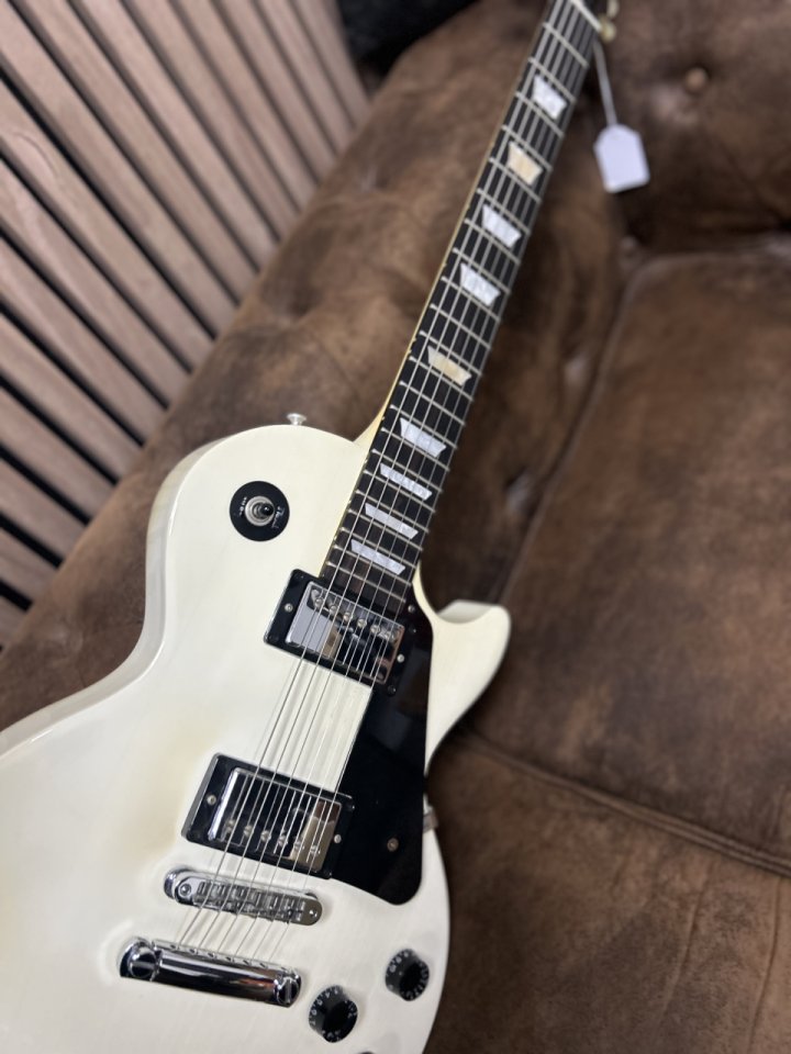 Gibson les Paul studio 2011 aliñe.