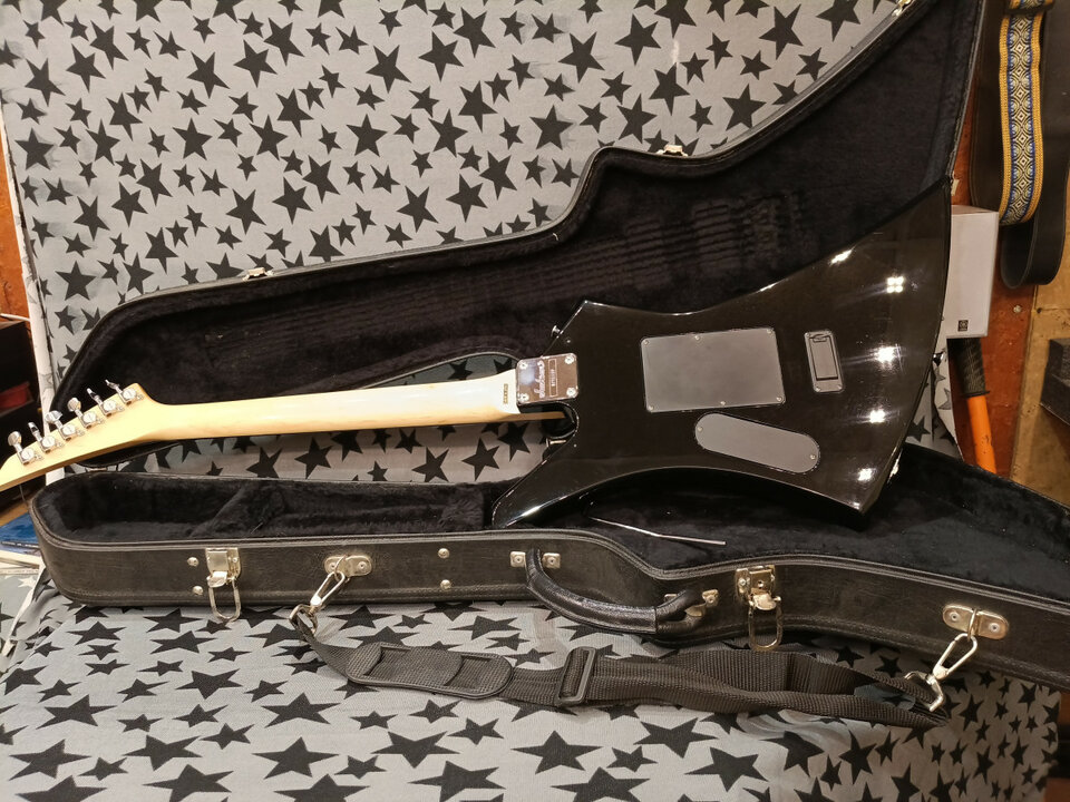 Jackson Kelly Ke3 90s  made in Japan ,con Floyd Rose y EMG 81 + ESTUCHE