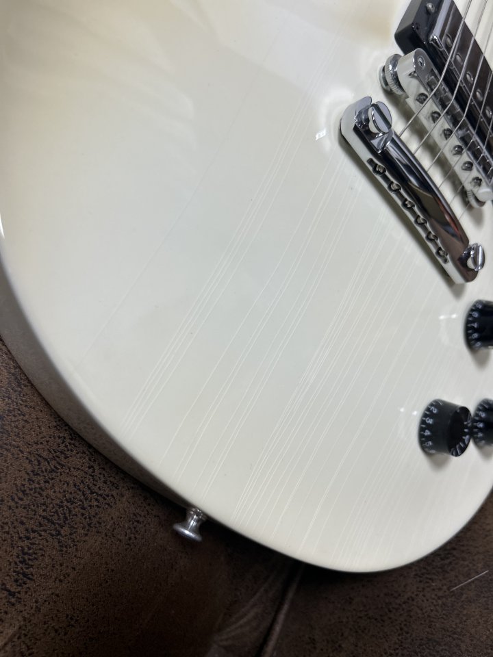 Gibson les Paul studio 2011 aliñe.