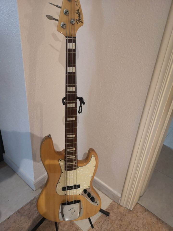 Bajo Jazz Bass NO Fender