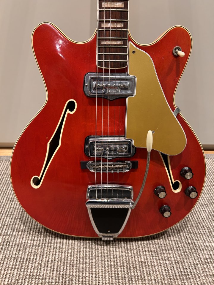 Fender Coronado II (1967) - Candy Apple Red con Vibrato Original