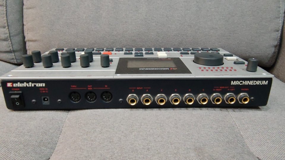 Elektron Machinedrum SPS-1 mk II + extras (decksaver, funda, soporte...)