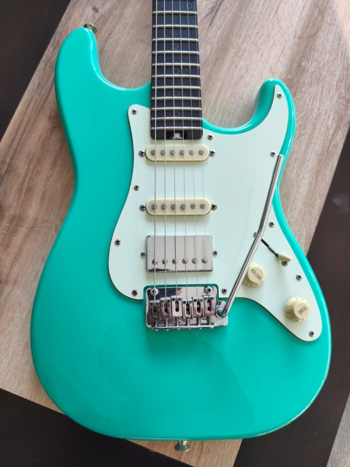 Guitarra eléctrica Schecter Diamond Series / Color Turquesa.