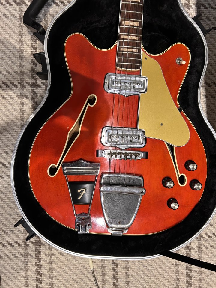 Fender Coronado II (1967) - Candy Apple Red con Vibrato Original
