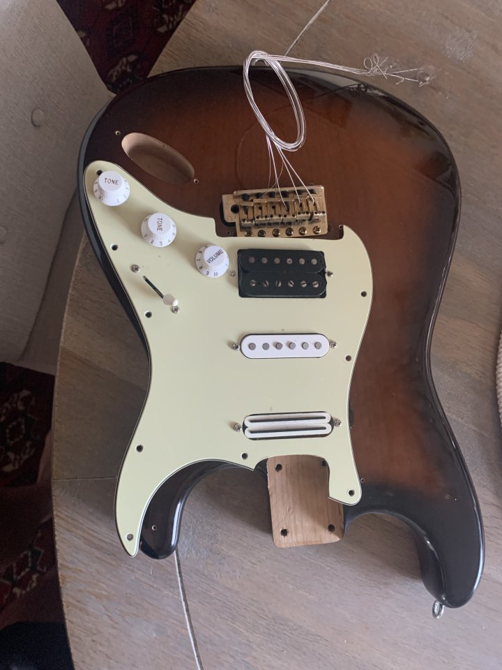 Vendo/cambio stratocaster body de segunda mano · Foto 1 de 5 · Madrid · 150 €