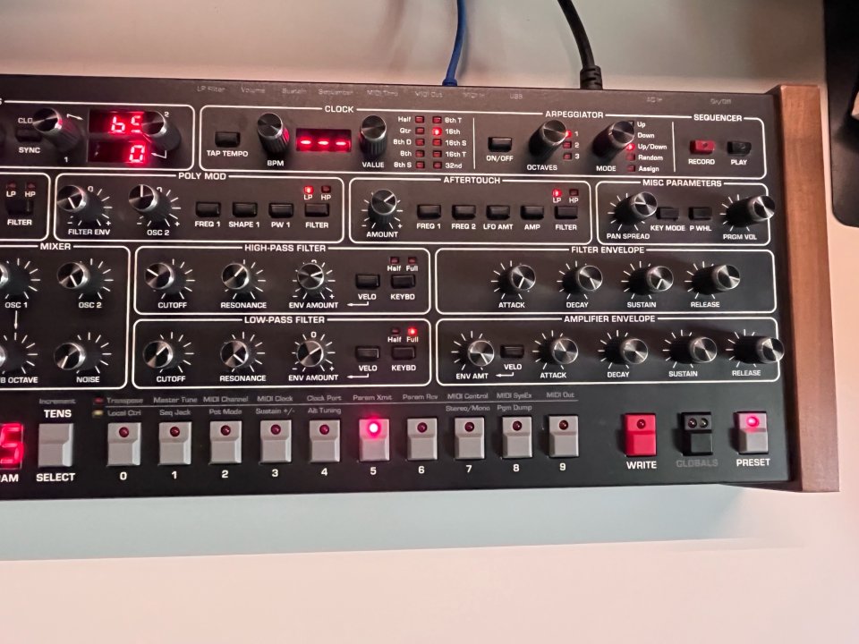 Sequential Prophet 6 Desktop de segunda mano · Foto 4 de 7 · Barcelona · 1850 €