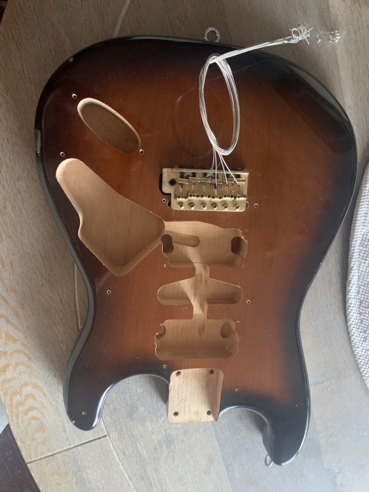 Vendo/cambio stratocaster body de segunda mano · Foto 3 de 5 · Madrid · 150 €