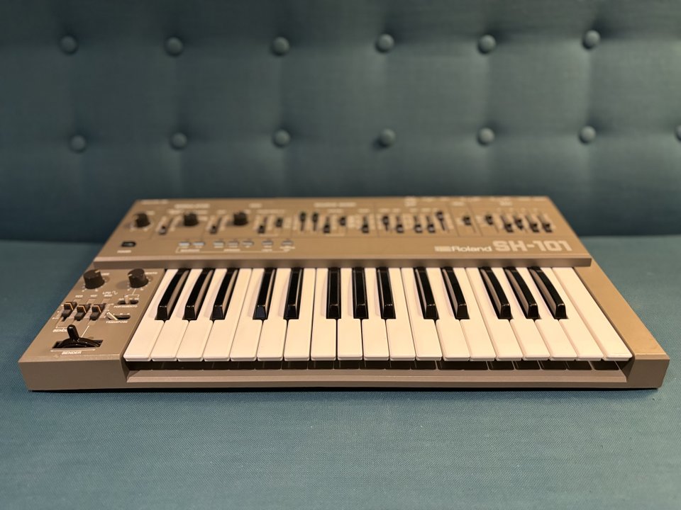 Roland SH-101 + Flightcase