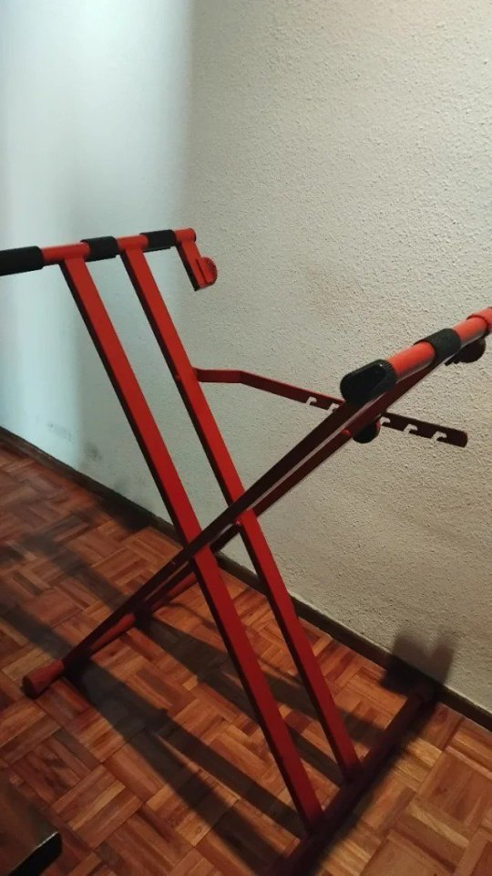 Soporte de teclado de hierro de segunda mano · Foto 1 de 4 · Madrid · 40 €