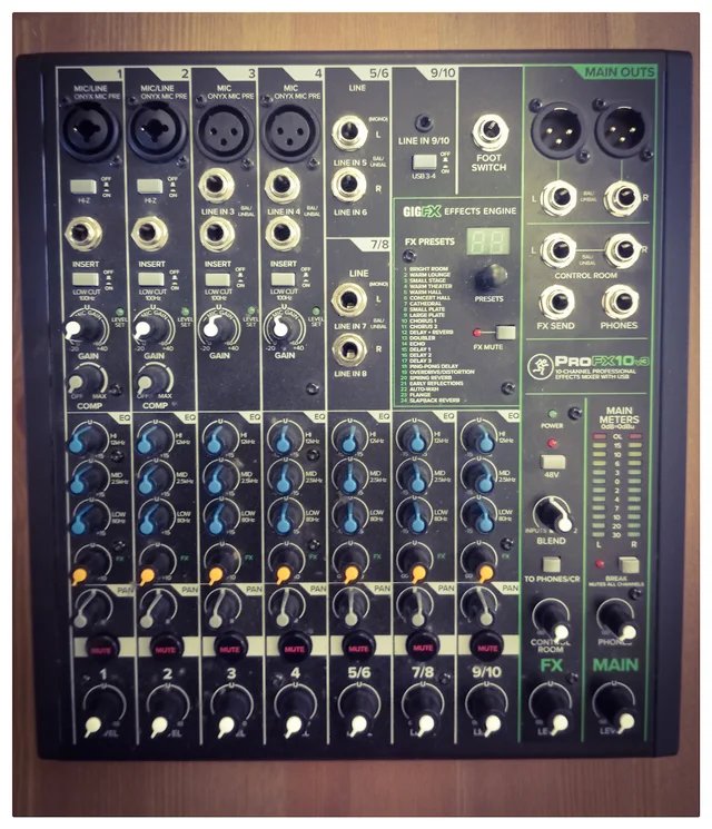 MACKIE PROFX10 V3 (con funda original). A estrenar de segunda mano · Foto 1 de 4 · Madrid · 200 €