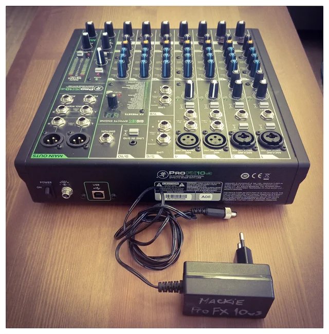 MACKIE PROFX10 V3 (con funda original). A estrenar de segunda mano · Foto 2 de 4 · Madrid · 200 €