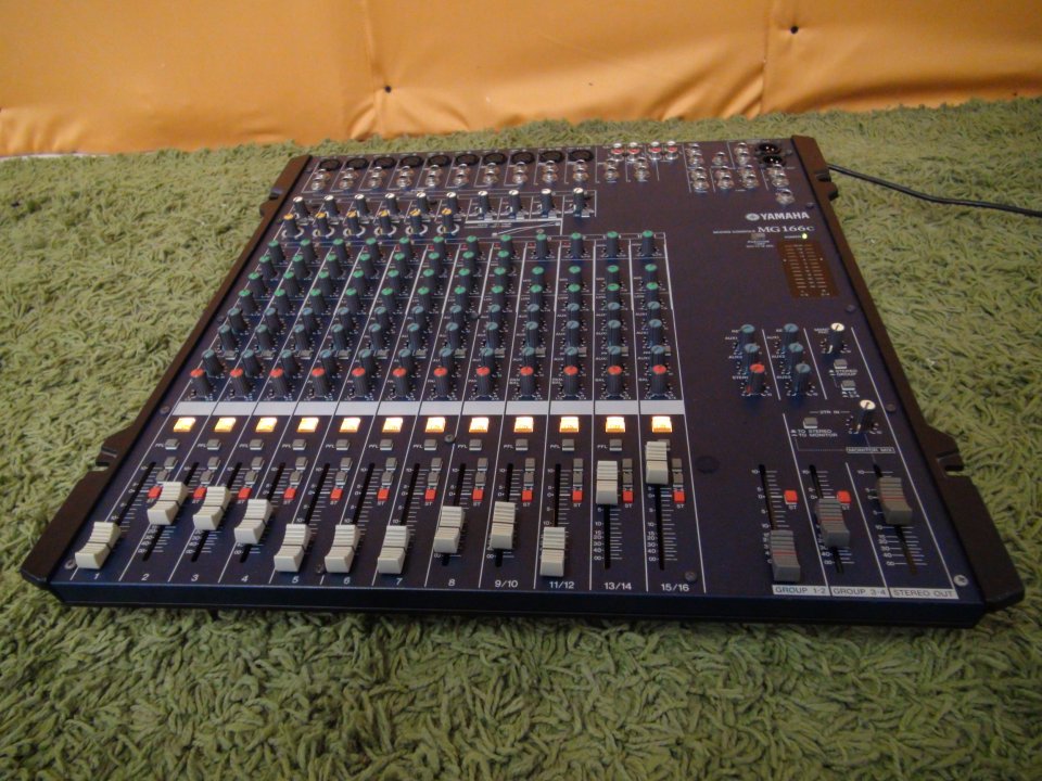 Yamaha MG166c de segunda mano · Foto 2 de 9 · Barcelona · 230 €