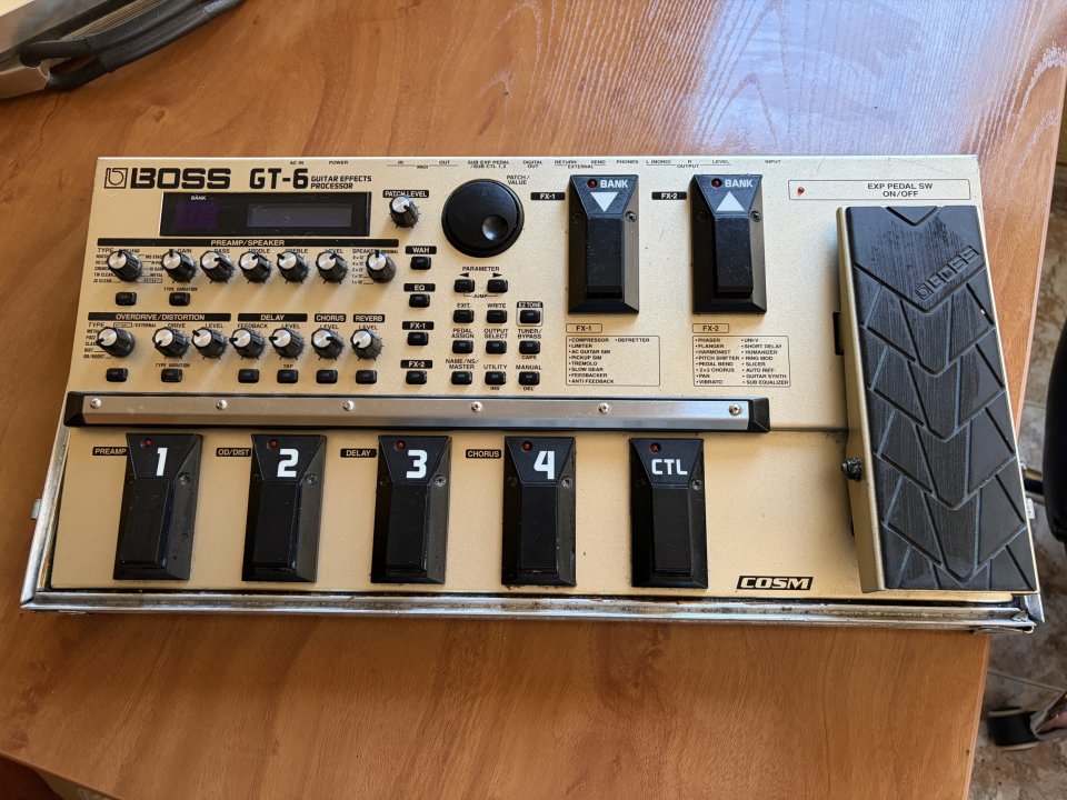 Pedalera Boss GT-6 + Flightcase a medida de segunda mano · Foto 1 de 4 · Madrid · 120 €