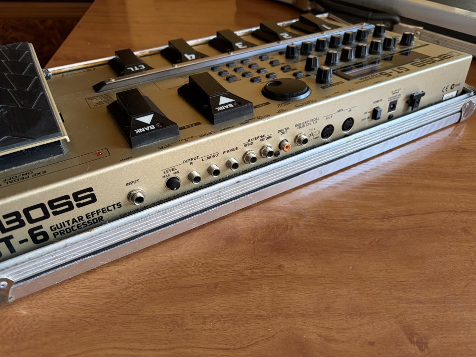 Pedalera Boss GT-6 + Flightcase a medida de segunda mano · Foto 2 de 4 · Madrid · 120 €