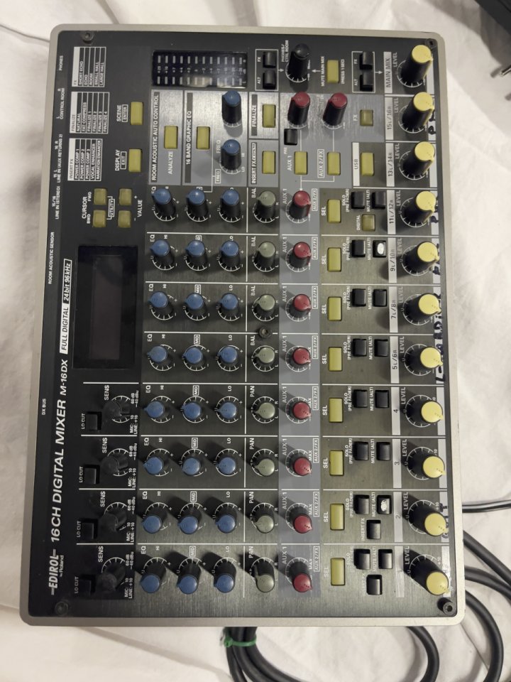 Roland EDIROL M-16DX Mesa digital