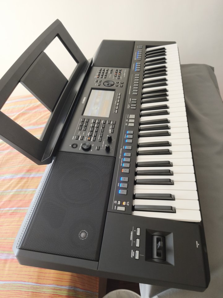 Teclado Yamaha Psr Sx720 de segunda mano · Foto 1 de 7 · Málaga · 950 €