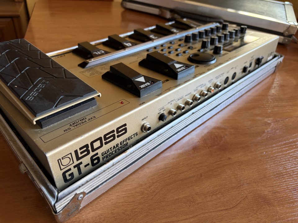Pedalera Boss GT-6 + Flightcase a medida de segunda mano · Foto 3 de 4 · Madrid · 120 €