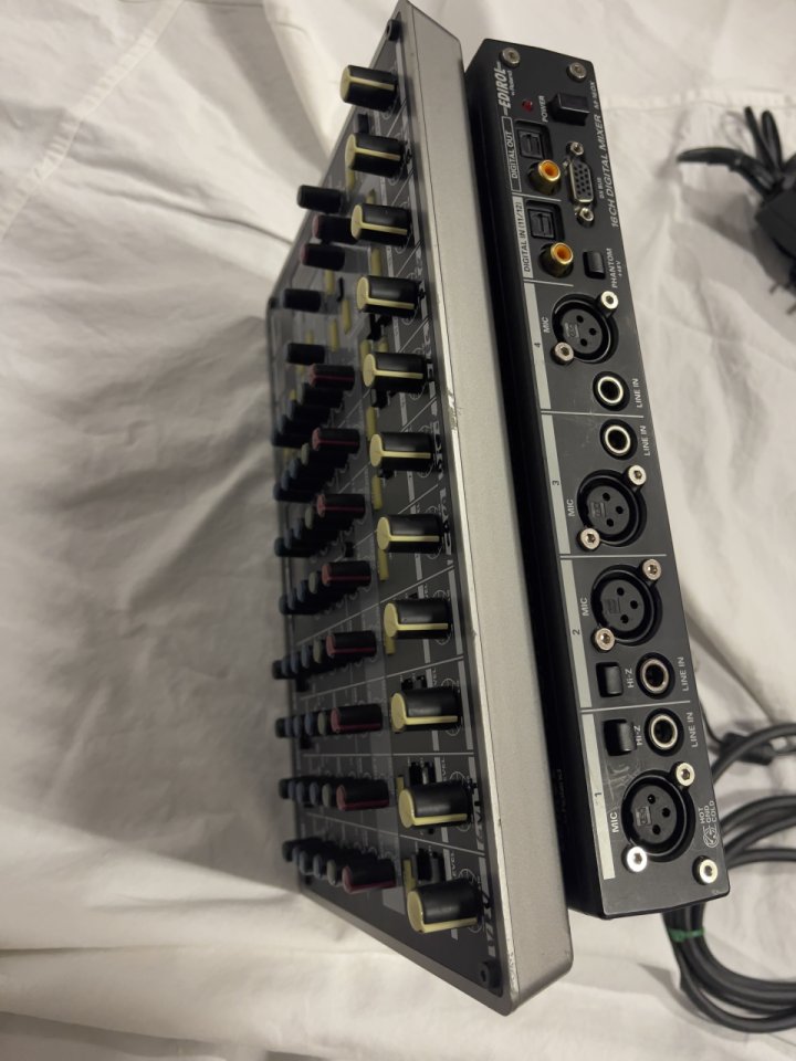 Roland EDIROL M-16DX Mesa digital