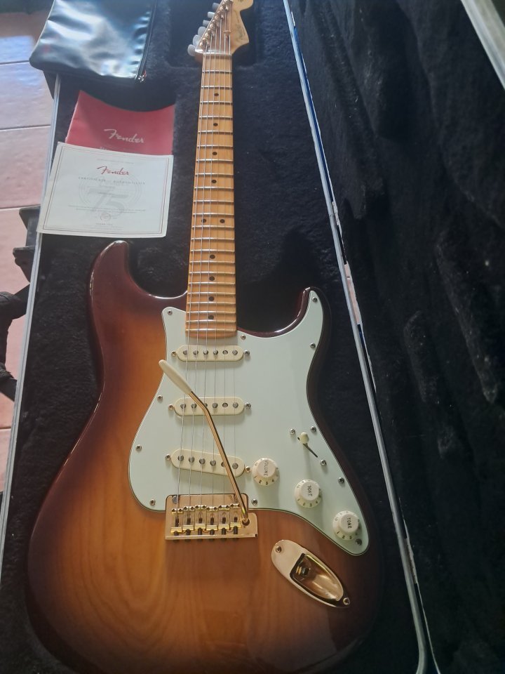 Guitarra Fender Estratocaster AM 75 Anniversary de segunda mano · Foto 1 de 10 · Cádiz · 1650 €