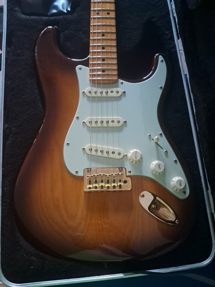 Guitarra Fender Estratocaster AM 75 Anniversary de segunda mano · Foto 7 de 10 · Cádiz · 1650 €