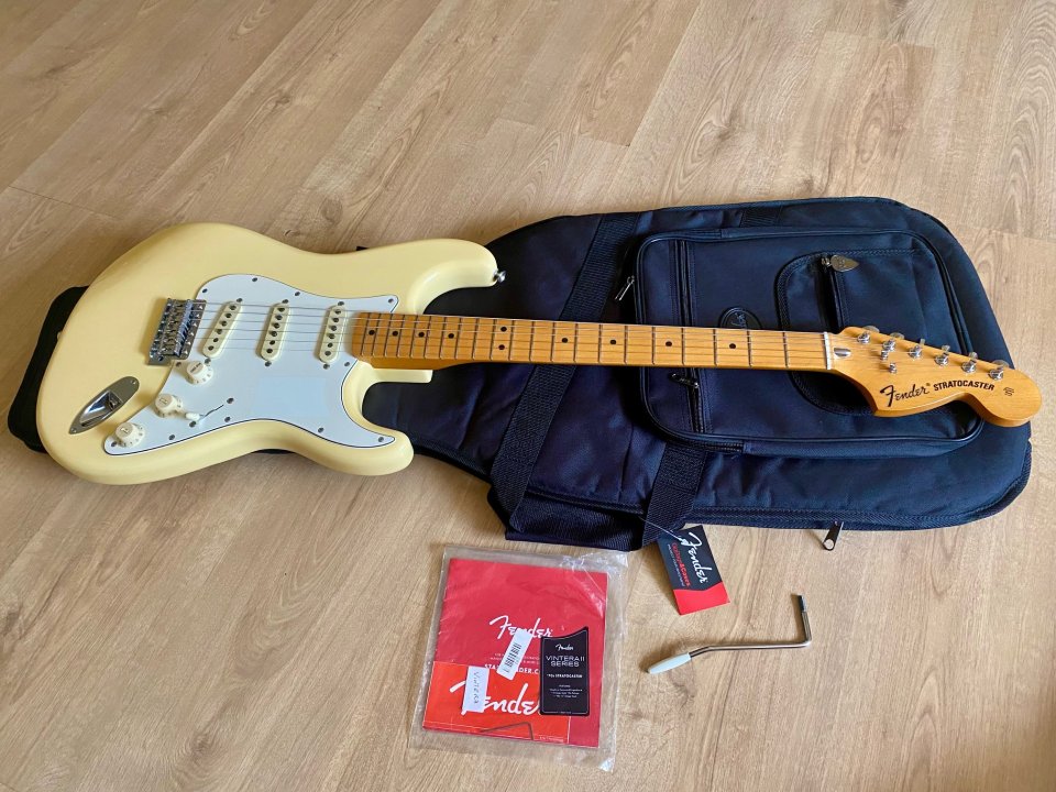Fender Stratocaster Vintera II 70’s de segunda mano · Foto 1 de 10 · Pontevedra · 850 €