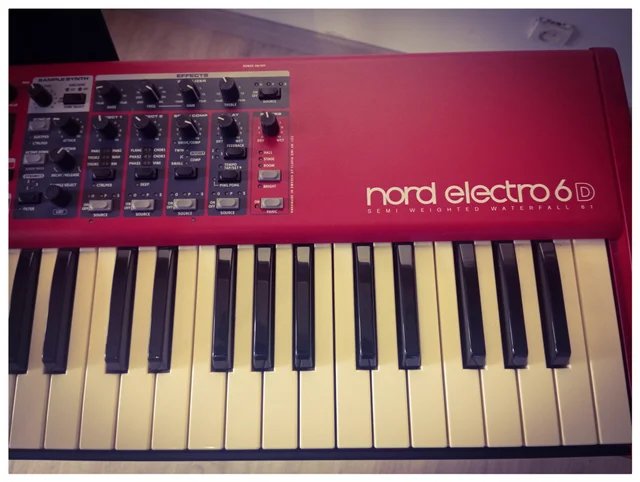NORD ELECTRO 6D + funda y soporte de segunda mano · Foto 2 de 6 · Madrid · 1450 €
