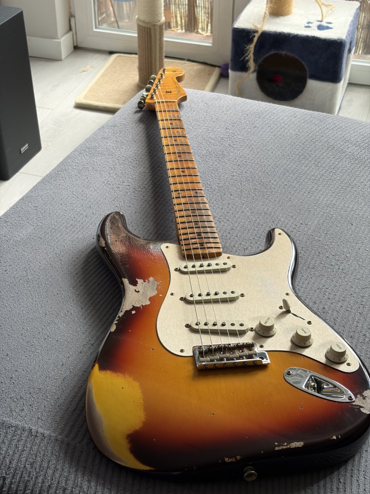 Fender CS Limited 58 Strat Heavy Relic Chocolate 3 Tone Sunburst de segunda mano · Foto 1 de 5 · Madrid · 3700 €