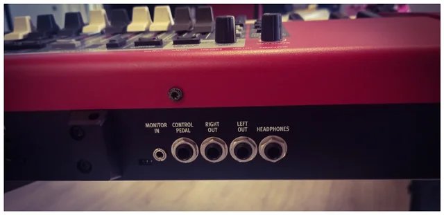 NORD ELECTRO 6D + funda y soporte de segunda mano · Foto 4 de 6 · Madrid · 1450 €