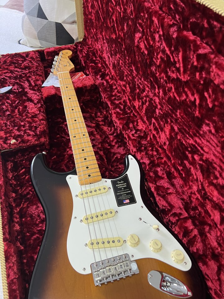 Fender American Vintage II 1957 Stratocaster, 2-Color Sunburst NO CAMBIOS