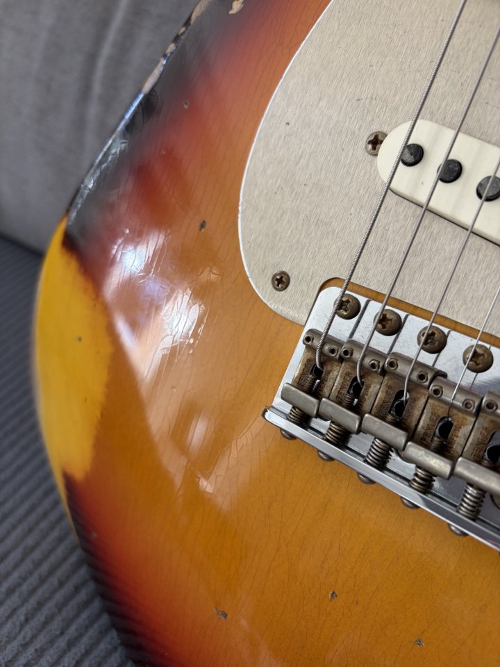 Fender CS Limited 58 Strat Heavy Relic Chocolate 3 Tone Sunburst de segunda mano · Foto 4 de 5 · Madrid · 3700 €