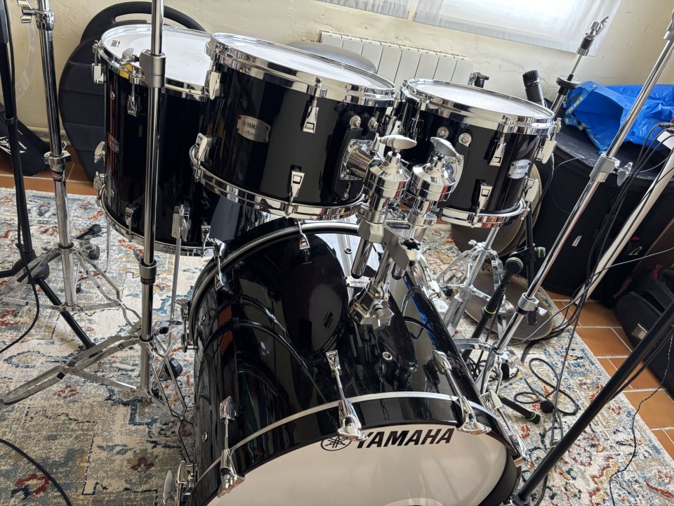 Batería Acústica Yamaha Absolute Maple Hybrid Solid Black CON FUNDAS