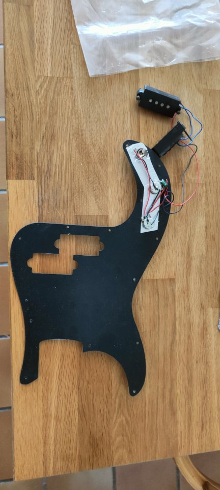 Samick Precision Pickguard completo Electrónica + Pastillas + tornillería de segunda mano · Foto 1 de 5 · Barcelona · 80 €