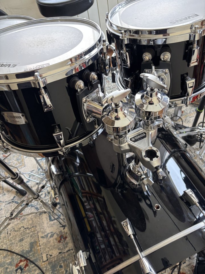 Batería Acústica Yamaha Absolute Maple Hybrid Solid Black CON FUNDAS