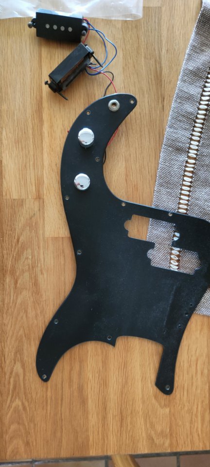 Samick Precision Pickguard completo Electrónica + Pastillas + tornillería de segunda mano · Foto 3 de 5 · Barcelona · 80 €
