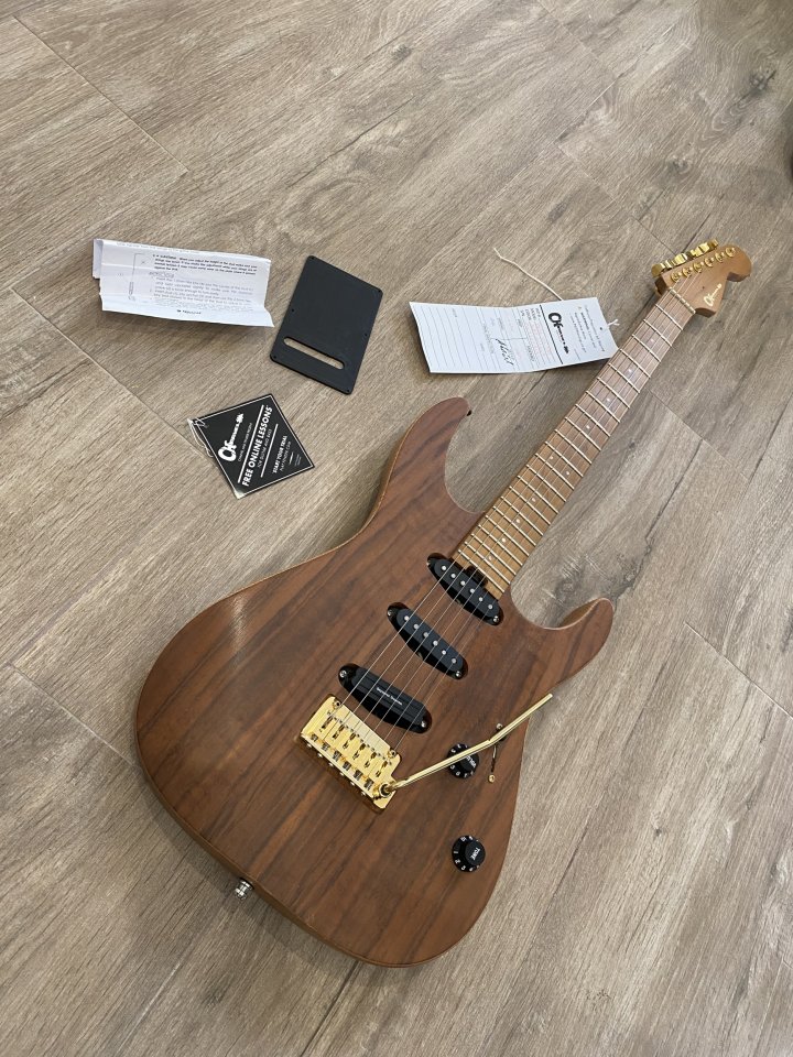CHARVEL DK WALNUT (pastis Fender 58/62 y electrónica Dimarzio mejorada) por Fender Am Pro II