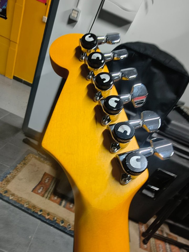 Stratocaster con EMG y Dean Explorer Dave Mustaine Signature Zero de segunda mano · Foto 3 de 10 · Gipuzkoa · 490 €