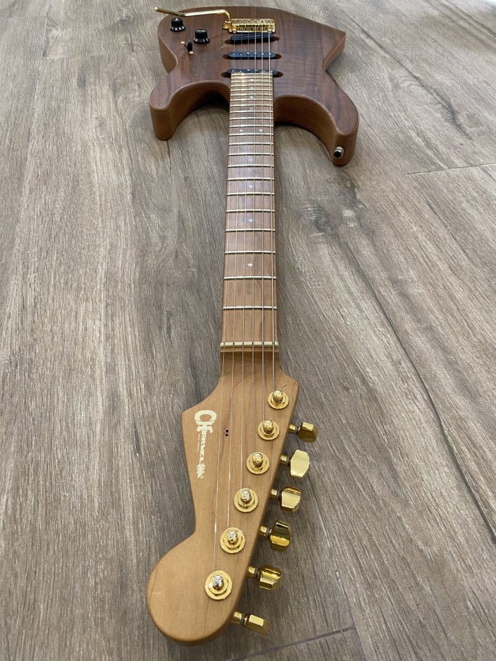 CHARVEL DK WALNUT (pastis Fender 58/62 y electrónica Dimarzio mejorada) por Fender Am Pro II
