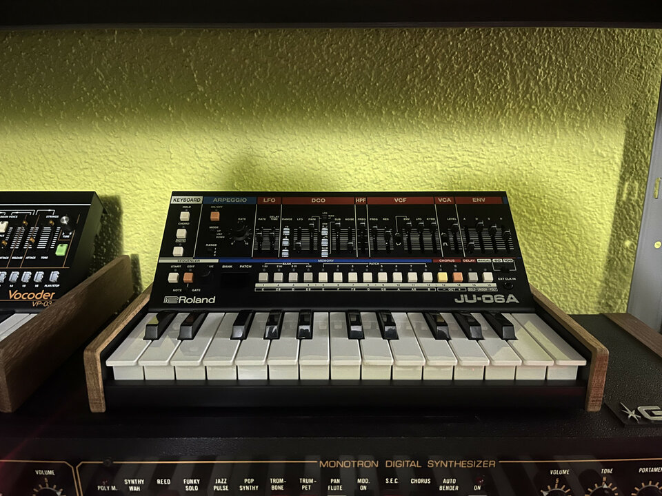 Roland Boutique JU-6A+Teclado K-25M con laterales de madera.