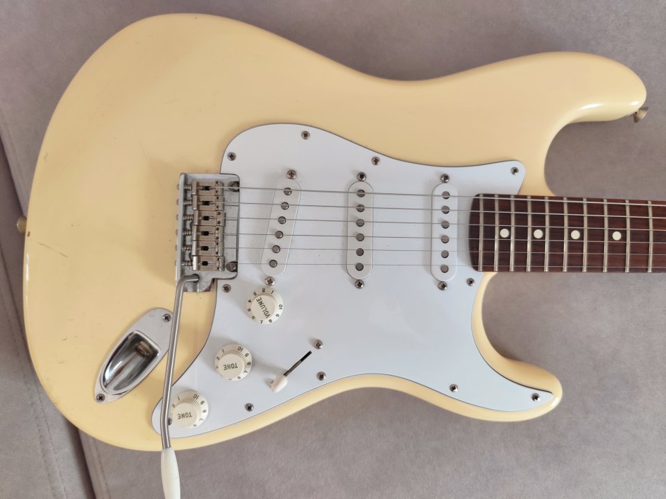 Fender Stratocaster American Standard Rosewood OW (2010) con MEJORAS TOP de segunda mano · Foto 2 de 8 · Murcia · 1250 €