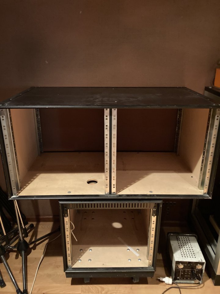 Mueble de rack de 60u en T de segunda mano · Foto 2 de 3 · Madrid · 600 €