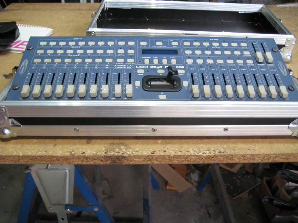 Mesa luces Showtec Light Desk Pro 136 + Flightcase