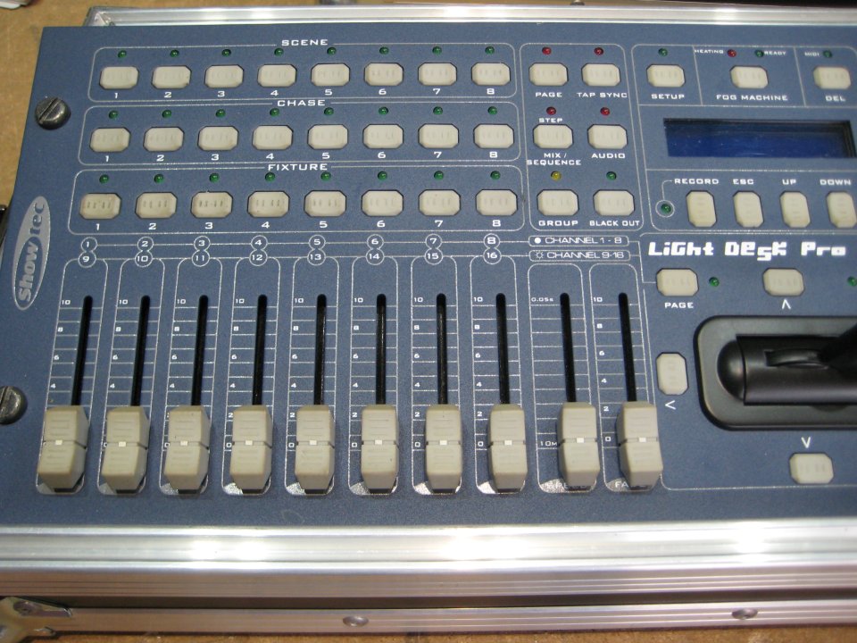 Mesa luces Showtec Light Desk Pro 136 + Flightcase