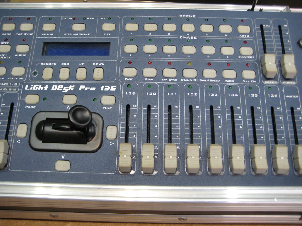 Mesa luces Showtec Light Desk Pro 136 + Flightcase