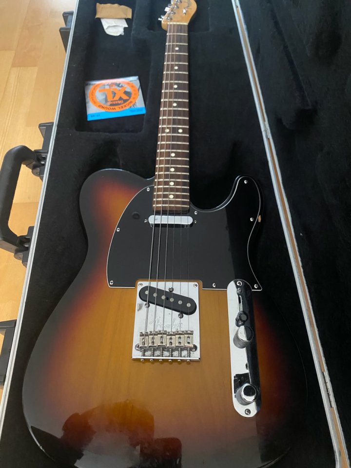 FENDER TELECASTER AMERICAN STANDARD 2009 (transporte incluido) + estuche de segunda mano · Foto 2 de 4 · Lleida · 985 €